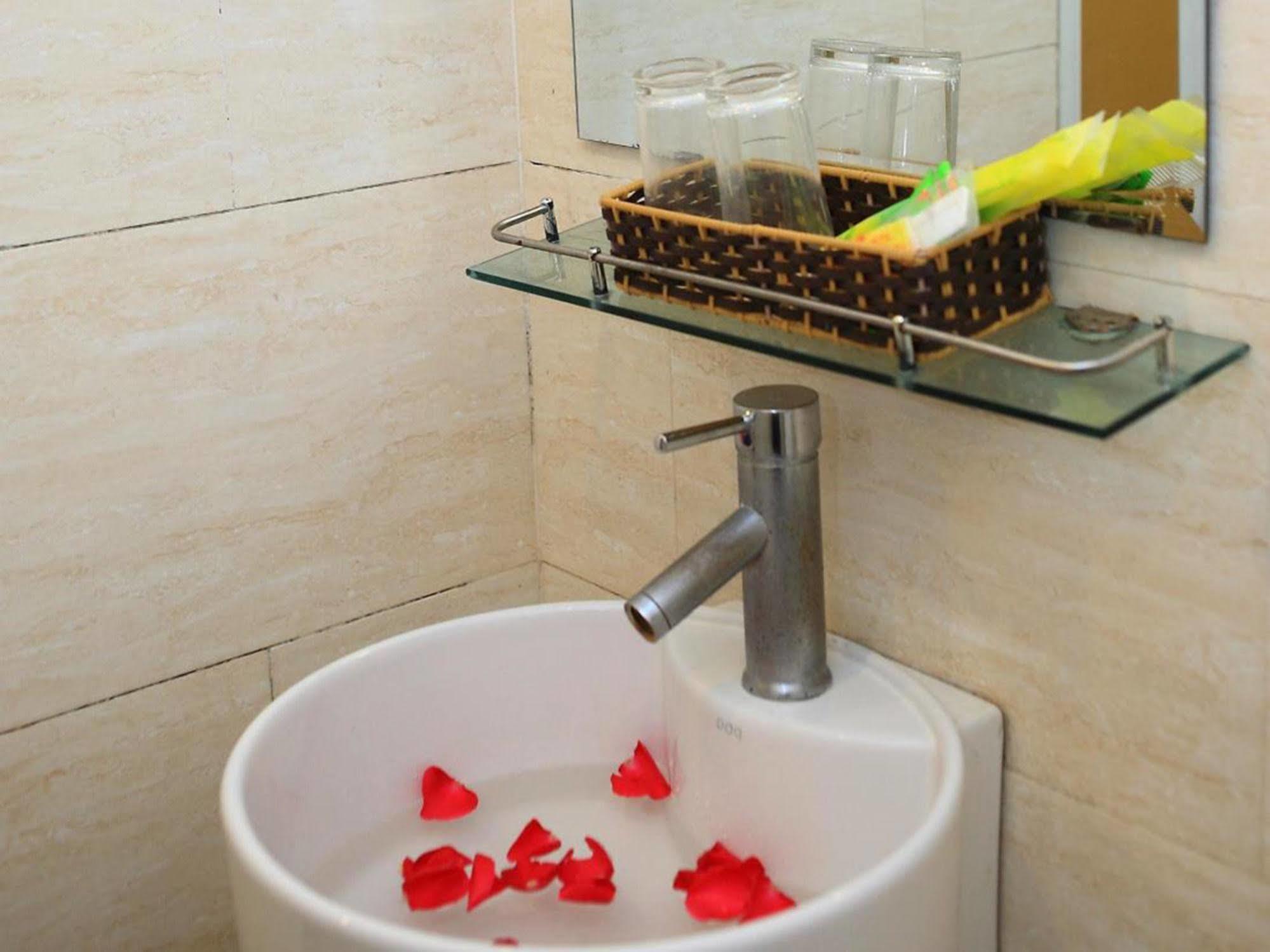 Hanoi Zesty Hotel Buitenkant foto